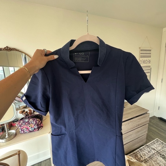 FIGS Inala Slim Scrub Top - Picture 6 of 8
